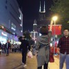扬着小鞭赶球跑
